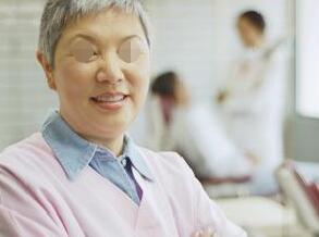 老年白癜风治疗究竟怎么面对好?